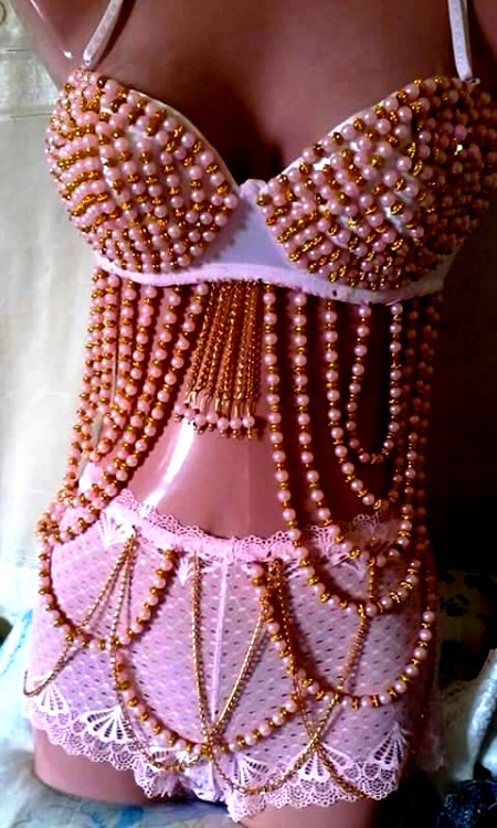 Ensemble coquin/ parure composée de plusieurs pièces